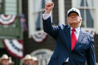 Oválný stroj na peníze. Trump teď vydělává třikrát víc než jako byznysmen