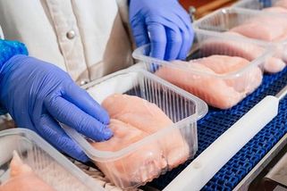 Inspekce našla v supermarketu v ČR závadné kuřecí maso. Zkontrolujte si mrazák