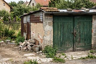 Úřady si došlápnou na černé stavby garáží. Loni jich bylo zbouráno 315
