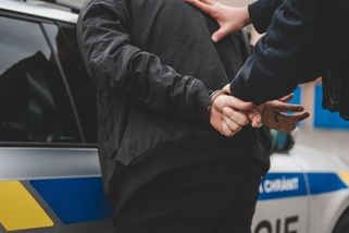 Cizinec přepadl a okradl ženu, přitom už má uložený trest o vyhoštění ze země