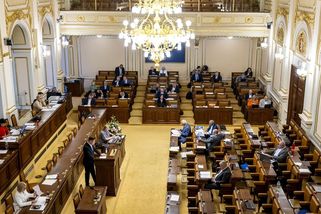 TOP 09 chce sebrat politikům pětinu platu, pokud zadlužení přesáhne 50 procent HDP - Novinky