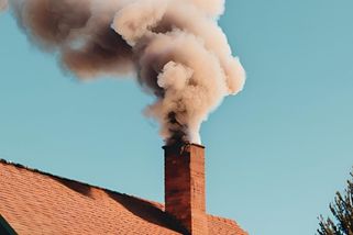 Majitelé komínů a kouřovodů by měli zbystřit. Od července 2025 platí přísnější norma ČSN 73 4201, která se jich týká
