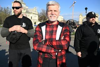 Petr Pavel na čundru: Fotka u táboráku se závodníky rozdělila společnost – eXtra.cz
