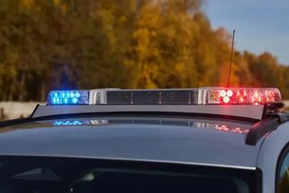 Policejní auto bliká modře, ale nejede k zásahu. Řidiči si musí zvyknout na nový signál