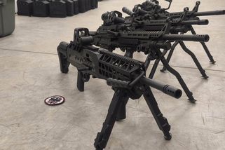 securitymagazin.cz/defence/42-prapor-testuje-kulomety-dss-1404074509.html?utm_source=www.seznam.cz&utm_medium=seznam_distribuce&utm_campaign=lide