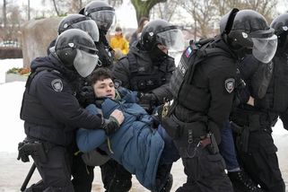 Lidé v Rusku veřejně uctívají památku Navalného, několik zadržených - Novinky