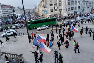 Existenciální tíseň dezinformátorů z Václaváku