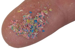 Mikroplasty v ovzduší možná zhoršují dopady klimatických změn