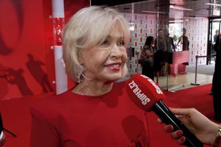 Janu Švandovou stáhli do pevného korzetu a vypadala neuvěřitelně