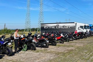 „Milujeme MotoGP, jen ty vaše silnice...“ Brno zaplnily tisíce motorek - Seznam Zprávy