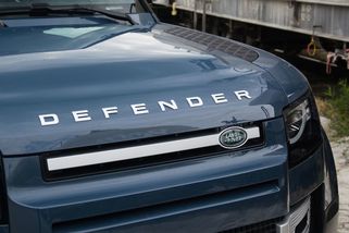 Land Rover testuje maskovaný defender, údajně drsnou verzi SVX - Novinky
