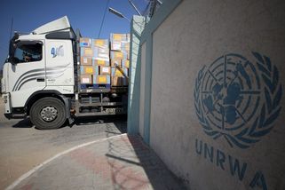 Tisíce lidí v Gaze rabují zásoby ve skladech s humanitární pomocí OSN - Novinky