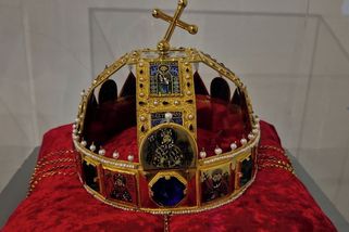 Tohle jinde neuvidíte. V Bílovci vystavují pět korun Lucemburků