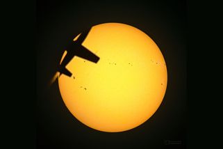 To už se nikdy nemusí podařit: Letadlo i vesmírná stanice v jednom záběru před Sluncem