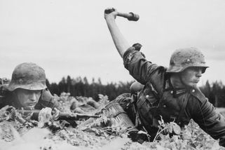 Rusové začali válku stejně jako Němci. Pak je ale Hitler podrazil, tak začali osvobozovat - Médium.cz