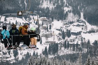 Špindlerův Mlýn pod náporem: kilometrové kolony a vyšroubované ceny - Seznam Zprávy