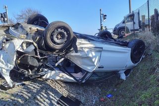 Vlak na Chrudimsku srazil na přejezdu auto, kompletně ho zdemoloval - Novinky
