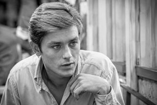 Alain Delon: Nejkrásnější chlap světa, který nakonec dožíval v úplné samotě - Médium.cz