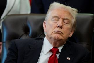 Trump si zdřímnul během tiskové konference v Oválné pracovně - Novinky