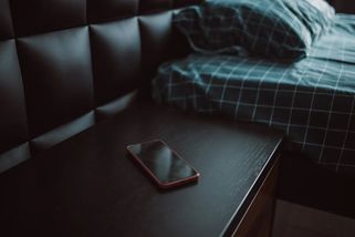 Jak daleko musí být mobil od postele, aby vám neničil mozek během spánku? Vědci to spočítali - EnergoZrouti.cz