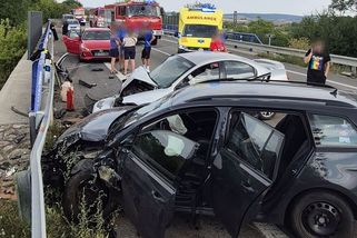 Srážka čtyř osobních aut zablokovala silnici na Zlínsku - Novinky