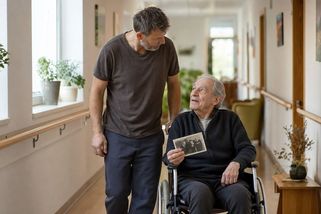 Člověk s demencí není dítě. Za jeho mlčením zůstává celý život - Médium.cz