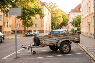 Soused z vedlejšího vchodu si na naše vyhrazené parkovací místo dává starý přívěs. Když jsem ho upozornil, řekl mi, že tam stejně nikdo nestojí