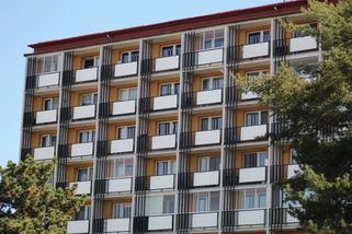 Manželé přepsali byt na dcery s podmínkou dožití. Kvůli právní chybě v jedné větě je teď noví majitelé mohou legálně vystěhovat