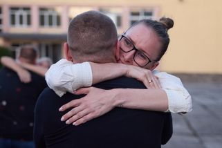 Obrazem: Přílet hrdinů z Azovstalu. Dojemné vítání i slib návratu na frontu - Seznam Zprávy