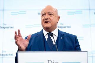 Rakouský kancléř chce zákaz politického islámu. Zmiňuje překvapivý počet muslimů ve školách