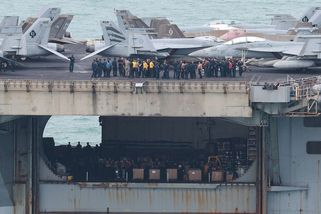 Loď USS Abraham Lincoln po devíti měsících na moři dorazila do Thajska - Seznam Zprávy