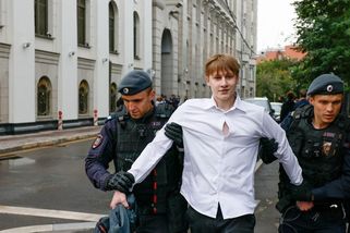 Policie v Moskvě zatýkala. Soud potvrdil, že Putinův rival nesmí do voleb