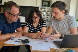 „Mají špatnou finanční gramotnost.“ Syn snížil rodičům měsíční výdaje o 15 tisíc korun