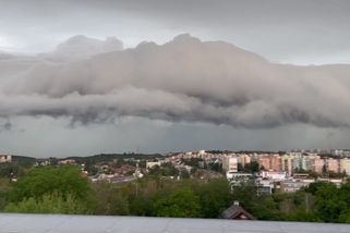 Bouřku „oznámil“ zlověstně vyhlížející mrak. Meteorolog vysvětlil shelf cloud - Seznam Zprávy