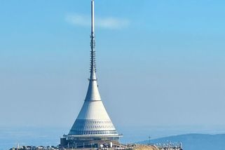 Výměna poničených skel na Ještědu by stála přes milion. Kraj je kvůli památkářům rozleští za 300 tisíc - Novinky