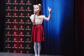 Tohle vystoupení si zamilujete. Desetiletá Klára zazářila s písní „Babičko, nauč mě Charleston“ | Top Voice