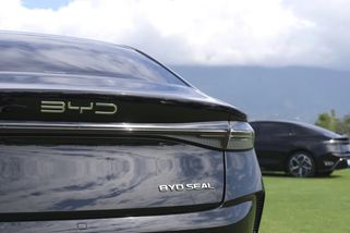 Čínské automobilky dobývají Evropu. Jejich podíl už překročil 11 procent, táhnou hlavně hybridy
