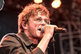 RECENZE: Žádná recyklace. Yard Act senzačně překročili postpunk | Headliner