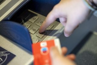 Senát odmítl i třetí novelu o právu na platbu v hotovosti nebo být off-line | ČeskéNoviny.cz