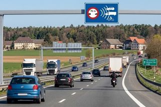 Nová modrá značka v Evropě. Kdo nedodrží rozestup 70 metrů, zaplatí přes 5 000 Kč a dostane 4 body
