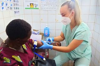 Záchranářka zažila v Africe chudobu, kterou u nás neznáme. Matka krmila trojčata rozvařenými kořeny - Médium.cz