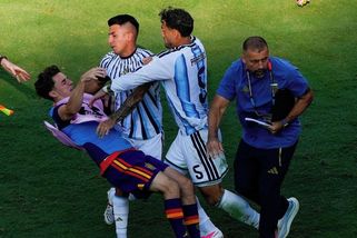 MS fotbal | Paredes odskákal blikanec po finále MS, Argentina vyfasovala pokutu - Sport.cz