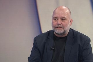 Turek hází nohy na stůl, diví se Jelínek. Vysvětluje, jak se zmocněnec skutečně „potrestal“