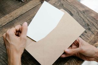 Manžel mi dal k výročí obálku. Čekala jsem dovolenou, ale uvnitř bylo něco, co mě zlomilo - Médium.cz