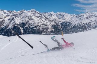 Lyžař v Alpách uvázl v hlubokém sněhu hlavou dolů, po převozu do nemocnice zemřel - Novinky