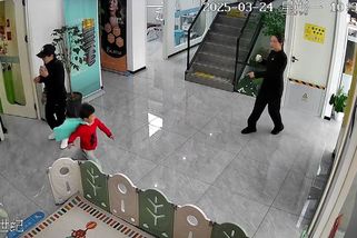 To si nezasloužil. Chlapec utekl zubařce z křesla, na parkovišti jej dostihli a přinesli zpět - Novinky