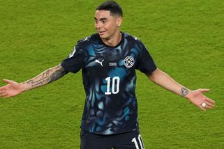 MS fotbal | Neuvěřitelný zkrat na MS! Útočník Paraguaye si zakryl ústa a po zásahu videa šel do sprch - Sport.cz