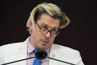 Britského protimigračního radikála USA vyhostily. Byl tam dlouho, odchytila jej ICE - Novinky