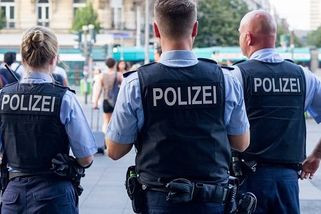 Ležela polonahá a bezvládná. Německem otřáslo další surové znásilnění dívky
