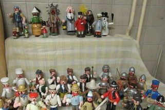 Nečekaný nález. Úředníci objevili v bytě zemřelého Plzeňana cenné figurky - Novinky